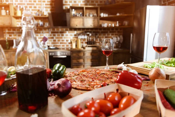 Pizza, vino y verduras listos para la fiesta - foto de stock