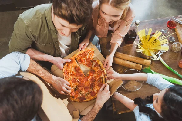 Giovani che mangiano pizza — Foto stock