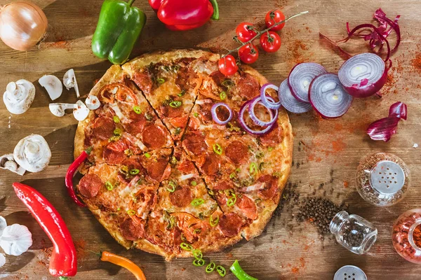 Pizza italiana con pepperoni - foto de stock