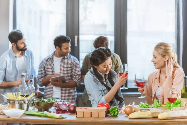 Jóvenes festejando en casa - foto de stock