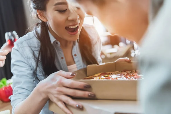 Молодые люди наслаждаются свежей пиццей — стоковое фото