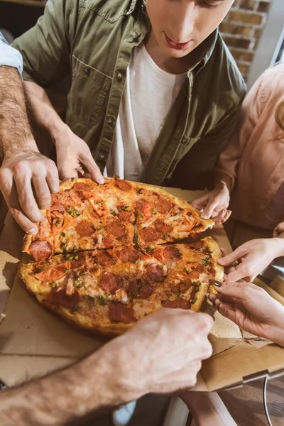 Giovani che mangiano pizza — Foto stock