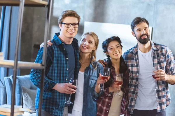 Jóvenes amigos beber vino - foto de stock