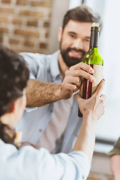 Junger Mann mit Weinflasche — Stockfoto