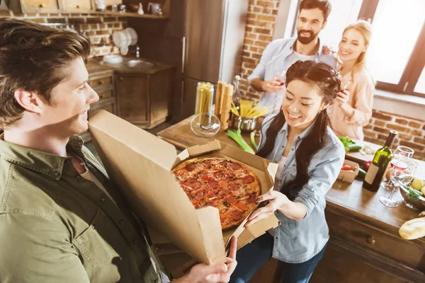 Young people eating pizza — Stock Photo