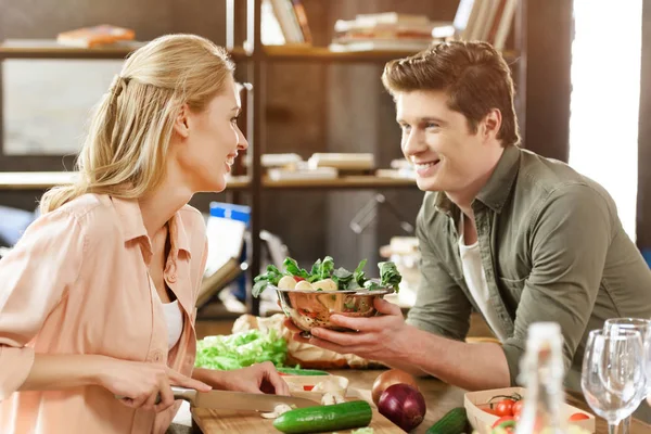 Joven pareja amorosa cenando - foto de stock