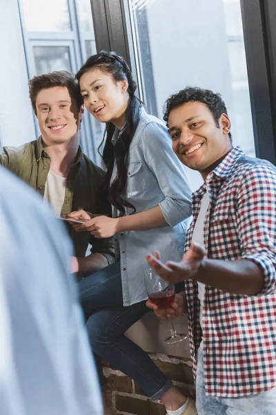 Junge Leute haben gemeinsam Spaß — Stockfoto