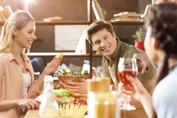 Junge Leute feiern zu Hause — Stockfoto