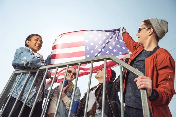 Adolescents agitant drapeau américain — Photo de stock