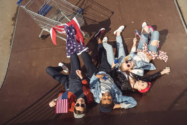 Adolescentes con bandera americana - foto de stock