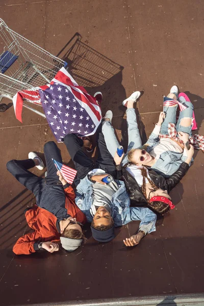 Adolescents avec drapeau américain — Photo de stock