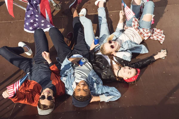 Teenagers with american flag — Stock Photo