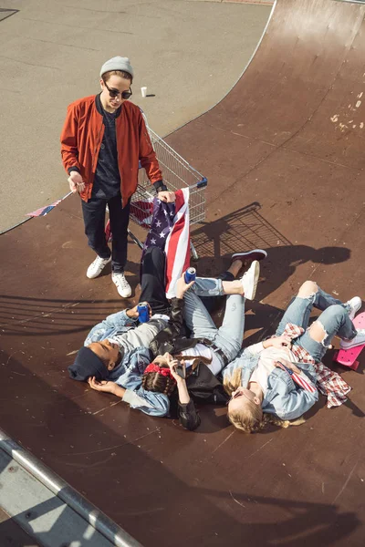 Teenagers with american flag — Stock Photo