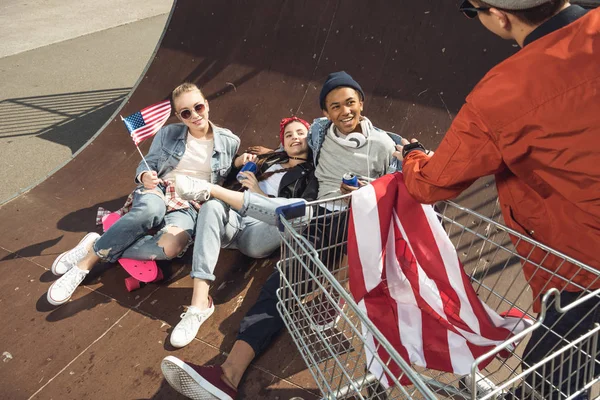 Adolescentes com bandeira americana — Fotografia de Stock