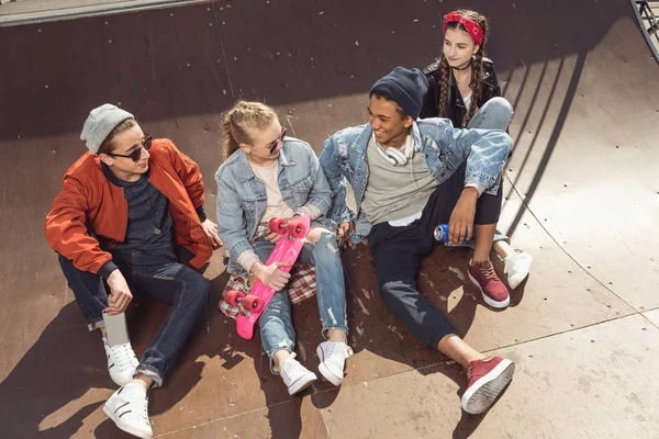 Adolescentes posando en el parque de skate - foto de stock
