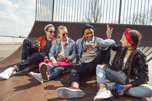 Підлітки позують у парку скейтбордів — стокове фото