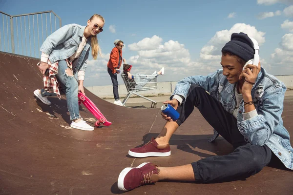 Gli adolescenti si divertono — Foto stock