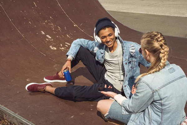 Hipster couple in skateboard park — Stock Photo