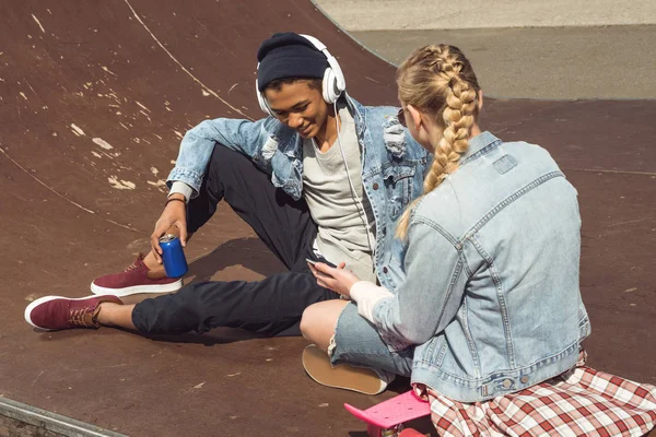 Hipster couple in skateboard park — Stock Photo