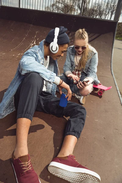 Coppia hipster nello skateboard park — Foto stock