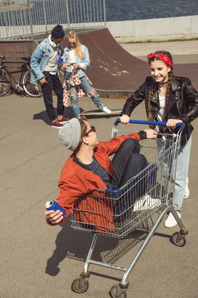 Teenagers having fun — Stock Photo