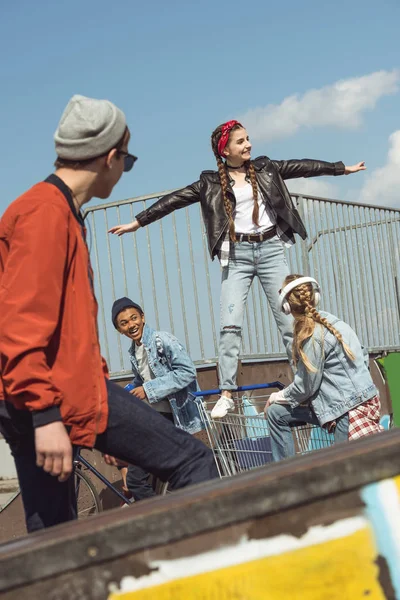 Teenagers having fun — Stock Photo