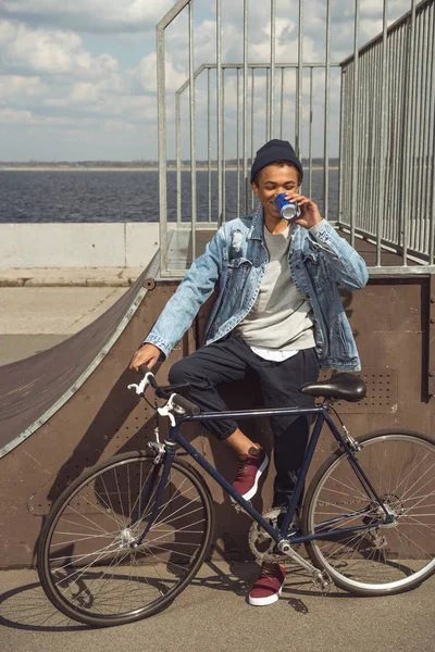 Adolescent afro-américain avec vélo — Photo de stock