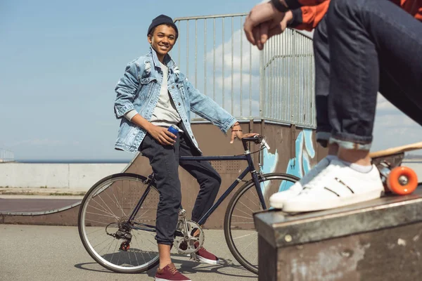 Adolescente feliz con bicicleta - foto de stock