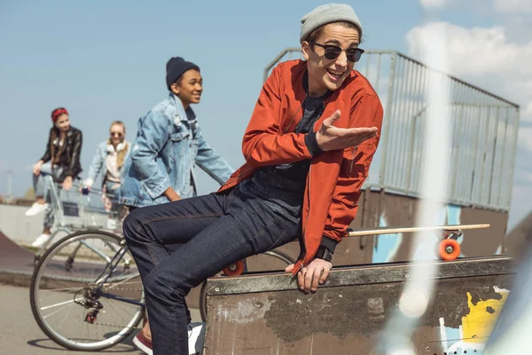 Adolescente feliz con amigos - foto de stock