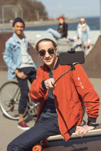 Adolescente prendendo selfie — Foto stock