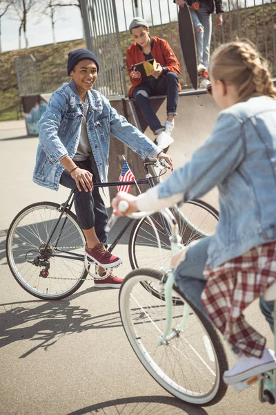 Adolescenti in bicicletta — Foto stock