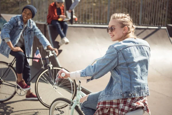 Adolescentes montando bicicletas - foto de stock