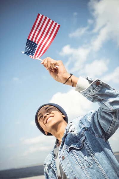 Adolescente ondeando bandera americana - foto de stock