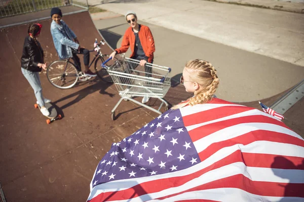 Teenagers with american flag — Stock Photo