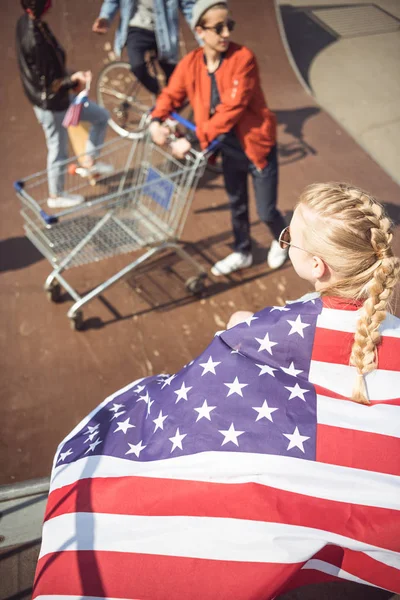 Adolescentes con bandera americana - foto de stock