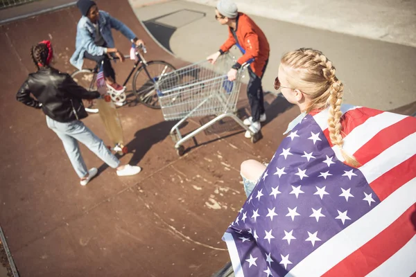 Teenagers with american flag — Stock Photo