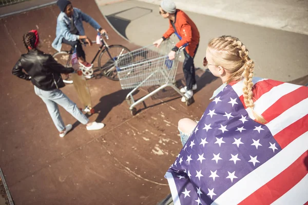 Adolescents avec drapeau américain — Photo de stock