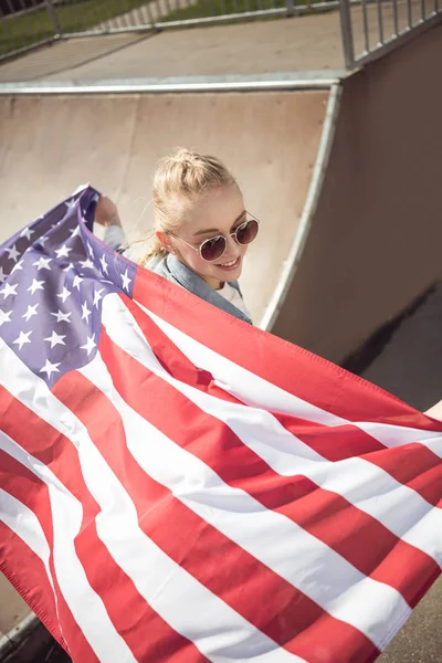 Chica con bandera americana - foto de stock