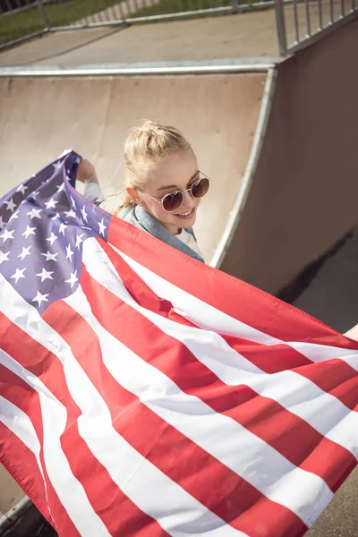 Fille avec drapeau américain — Photo de stock