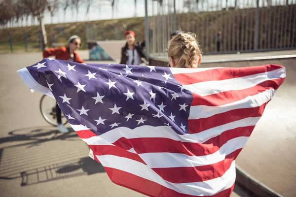 Fille avec drapeau américain — Photo de stock
