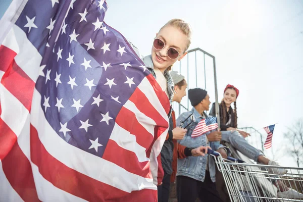 Teenagers with american flags — Stock Photo