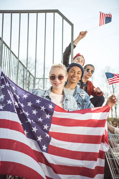 Teenagers with american flags — Stock Photo
