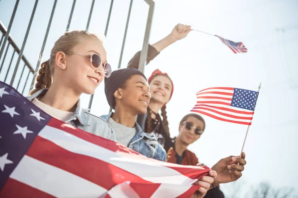 Les adolescents avec des drapeaux américains — Photo de stock