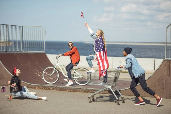 Les adolescents avec des drapeaux américains — Photo de stock