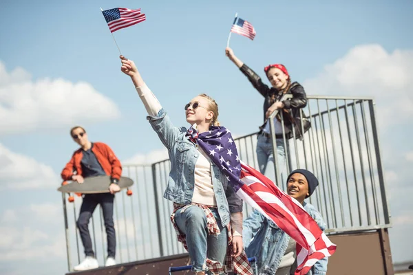 Adolescenti con bandiere americane — Foto stock