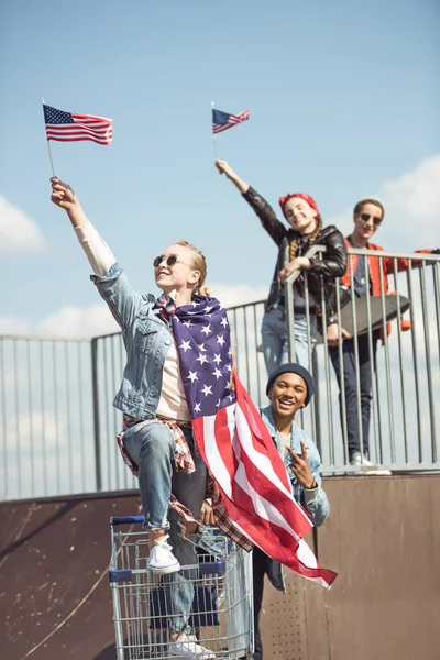Подростки с американскими флагами — стоковое фото