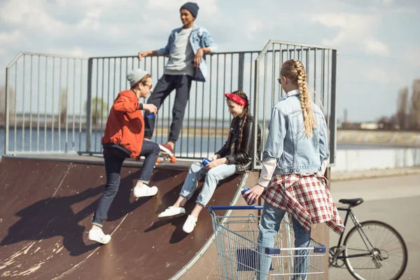 Adolescentes grupo se divertindo — Fotografia de Stock