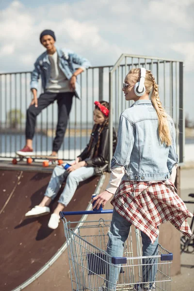 Teenagergruppe hat Spaß — Stockfoto