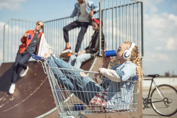 Adolescenti di gruppo divertirsi — Foto stock