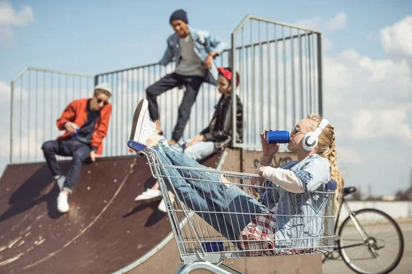 Groupe d'adolescents s'amuser — Photo de stock